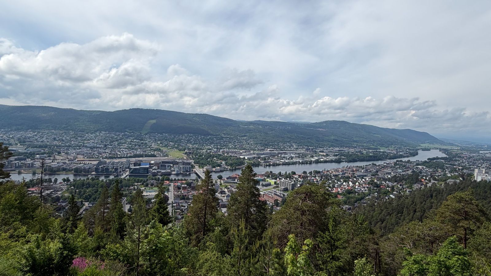 Utsikt over Drammen og elva, med bydelene som ble slått sammen til én kommune i 2020.
