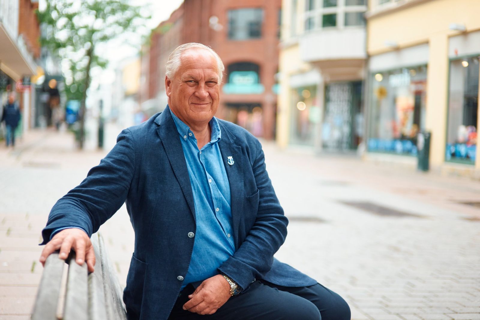 Ordfører Kjell Arne Hermansen sitter på en benk i Drammen sentrum, der han gjør opp status etter snart tre år ved roret.