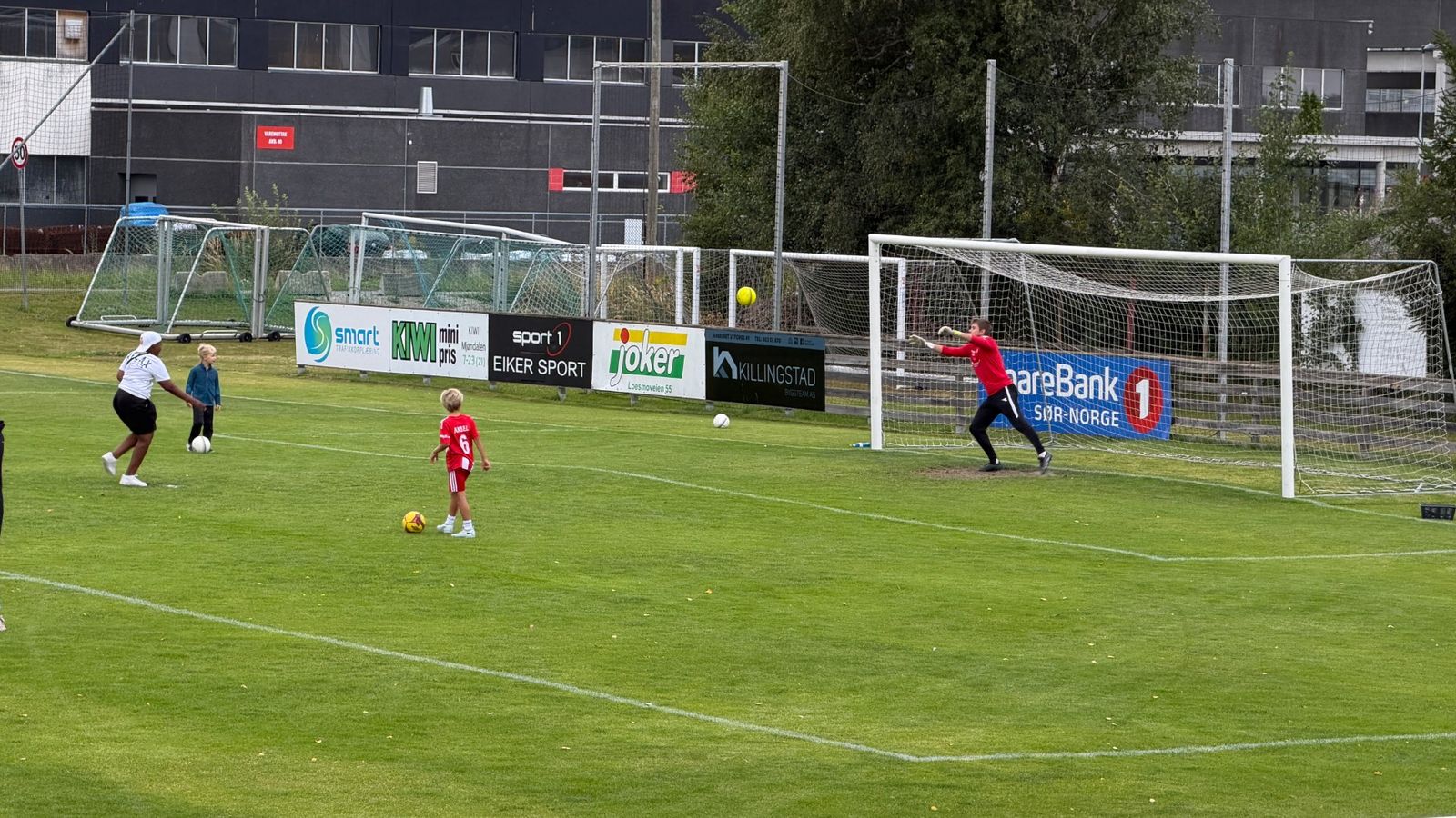 Barn som skyter på A-lagskeeper. Foto: Henrik Moen Persson