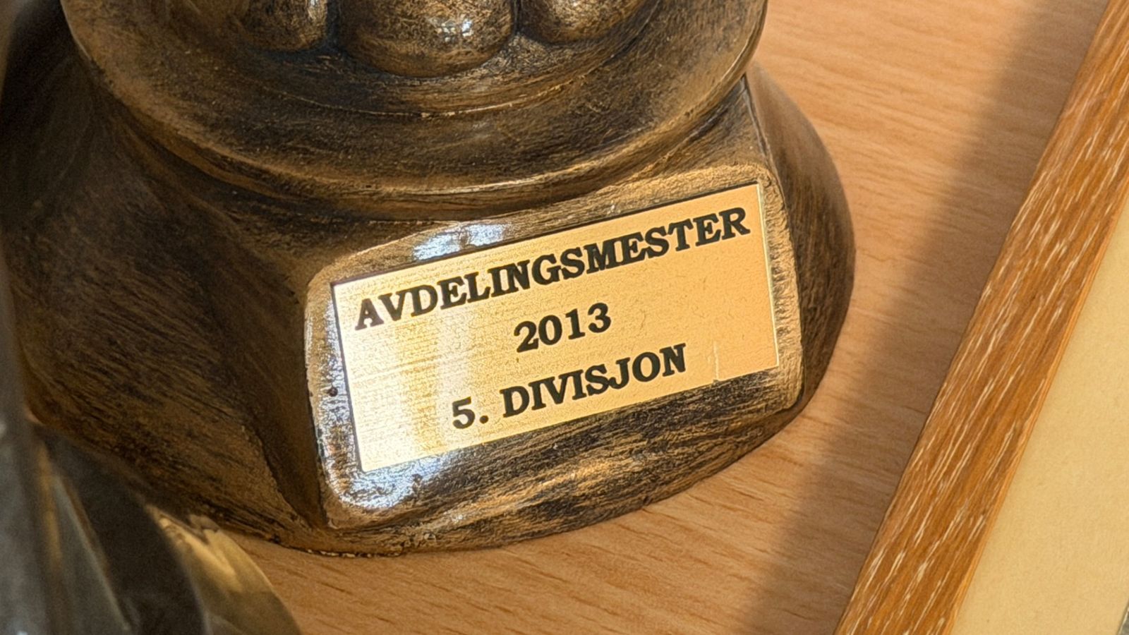 Pokalen fra 2013, da Steinberg IF ble avdelingsmester i 5. divisjon, er ett av flere minner klubben kan vise til gjennom hundre år.