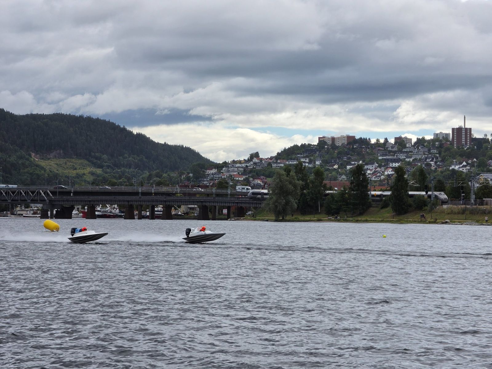 Båter i Drammenselva. Foto: Mathea Mære Bye