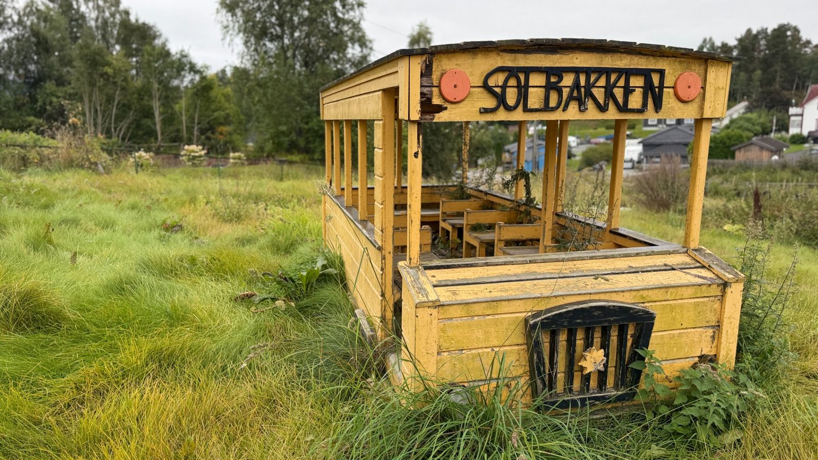 Denne rutebussen i Solbakken barnehage har blitt parkert for godt. Foto: Henrik Moen Persson