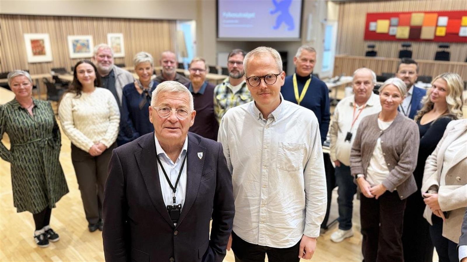 Fylkesordfører Tore Opdal Hansen (H) og fylkestingsrepresentant Magnus Weggesrud (Sp) sammen med fylkesutvalget etter vedtaket om demokratiprosjektet.
