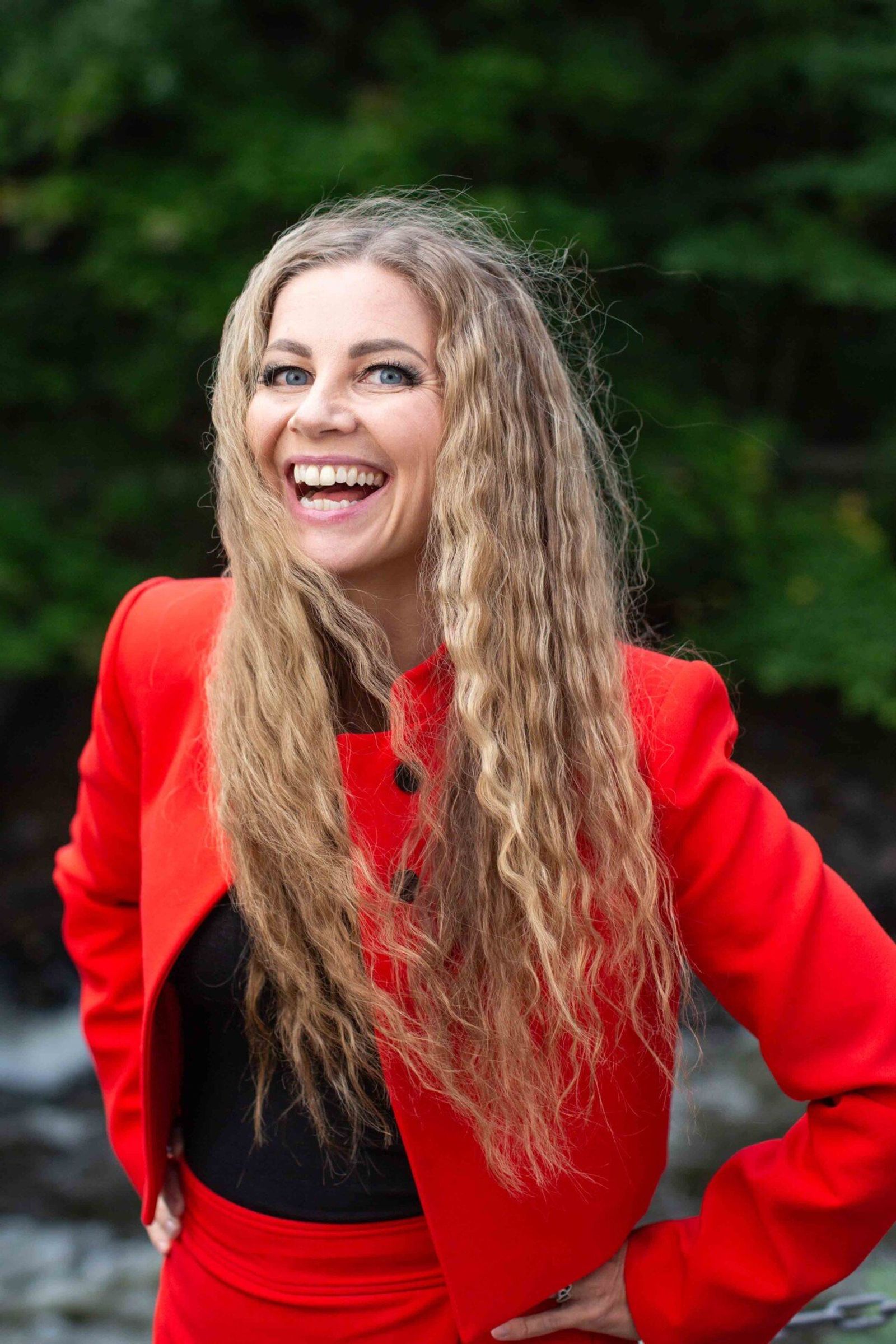 Programleder Silje Sirnes Winje leder søndagens digitale foreldremøte om barn og skjermbruk.