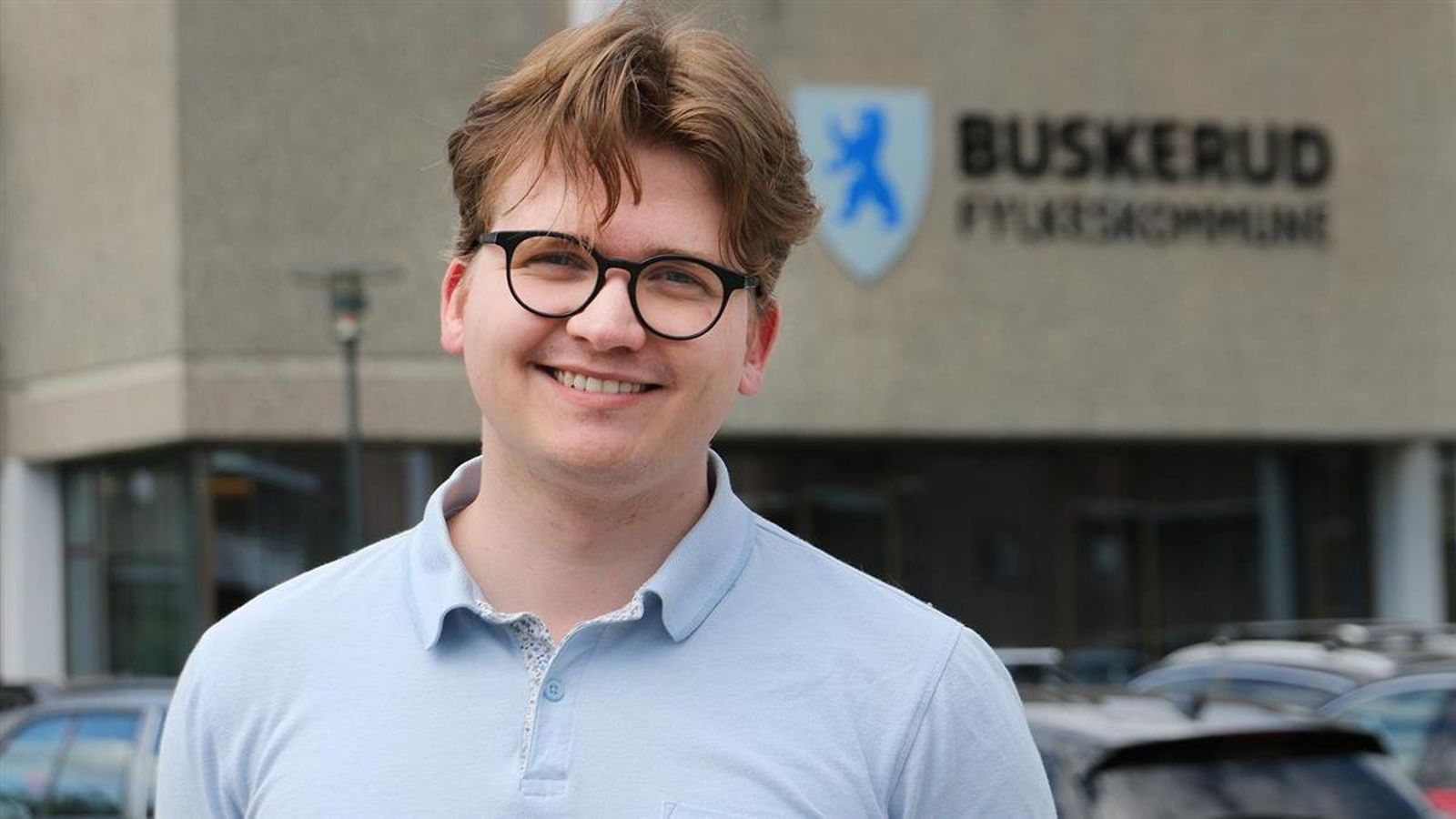Simen Murud (H), leder for hovedutvalg for opplæring i Buskerud fylkeskommune, utenfor fylkeskommunens bygg.