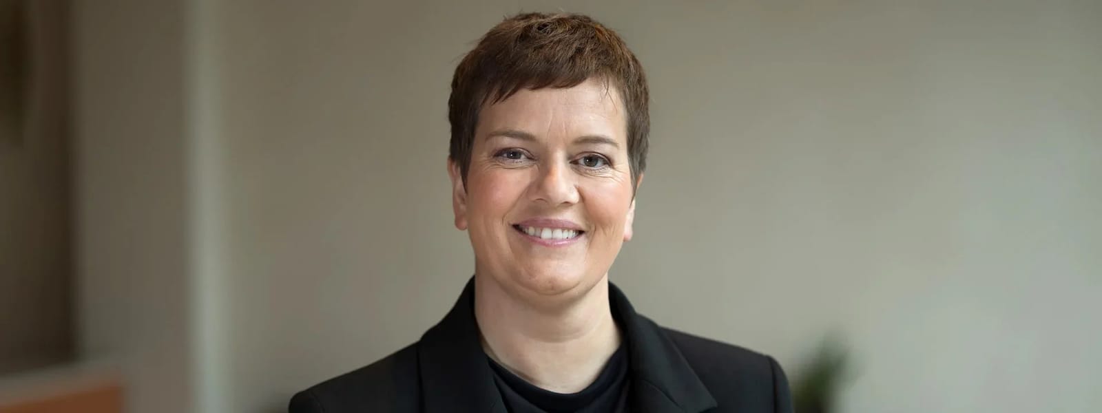 LO-nestleder Henriette Jevnaker mener arbeidsgiverne må vise mer vilje til å løse overtidsstriden gjennom forhandlinger, ikke rettssystemet.