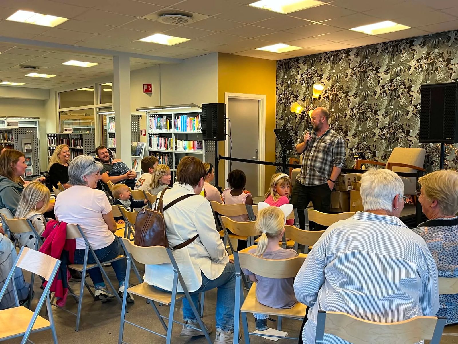 Fullsatt lokale da frivillige inviterte til brettspillkveld og konsert i det gjenåpnede biblioteket i Skotselv.