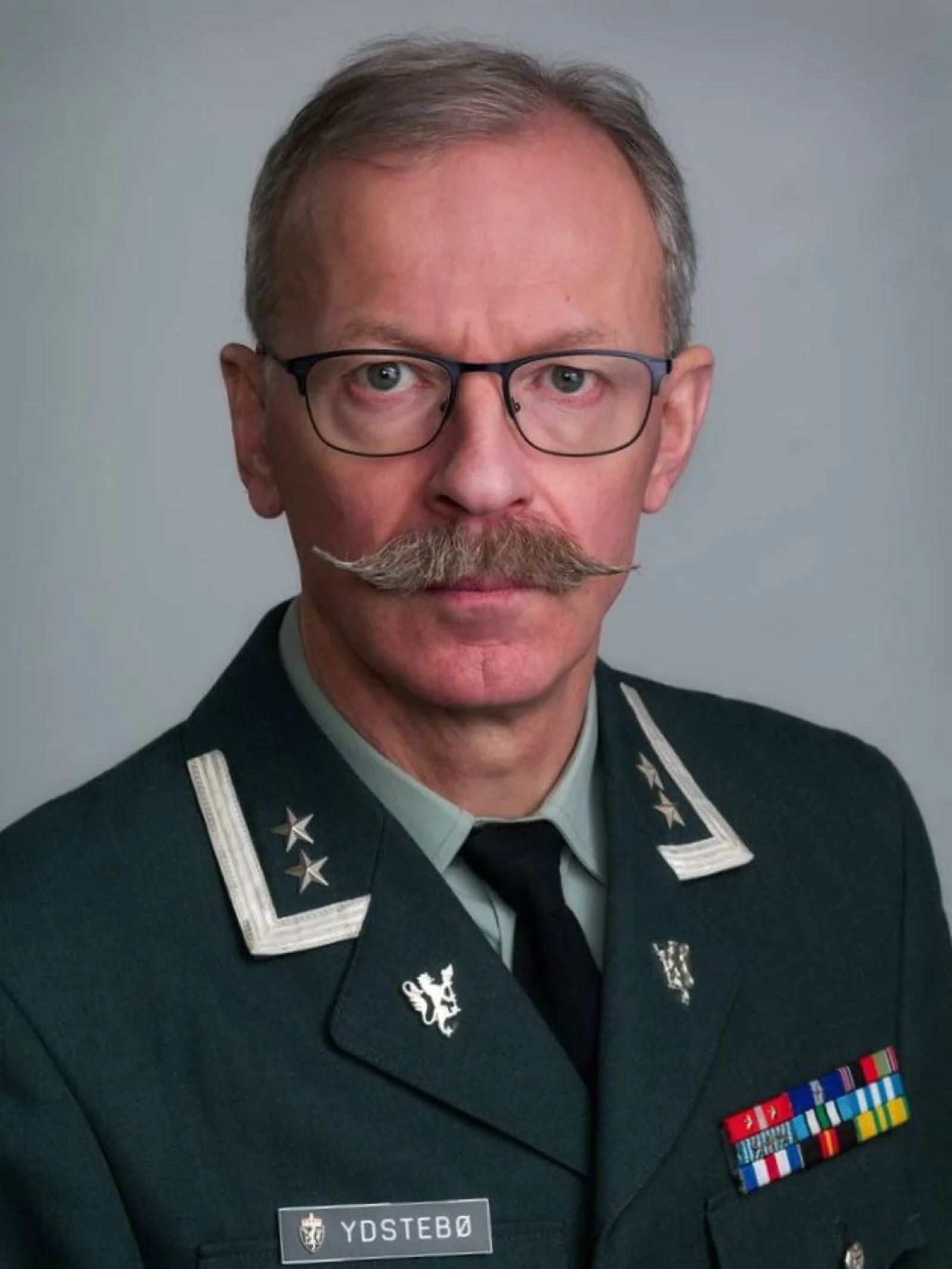 Ydstebø, i uniform med medaljer, er tilknyttet arbeidet rundt Sacred-festivalen på Bragernes torg.