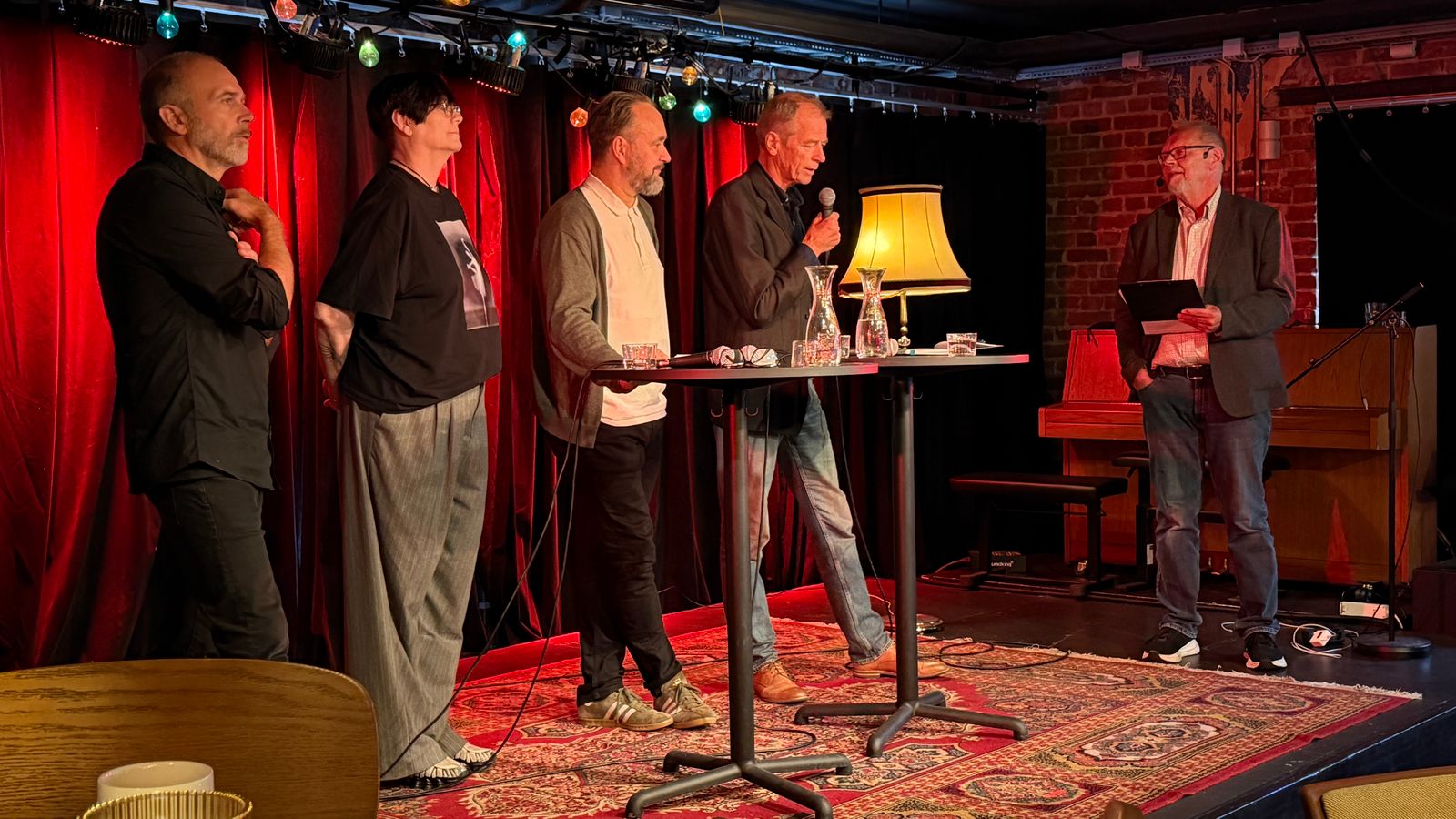 Panelet på Kulturnæringsdagen i Drammen, med Trond Åsheim ved mikrofonen, mens ordstyrer Holtan følger med til høyre.