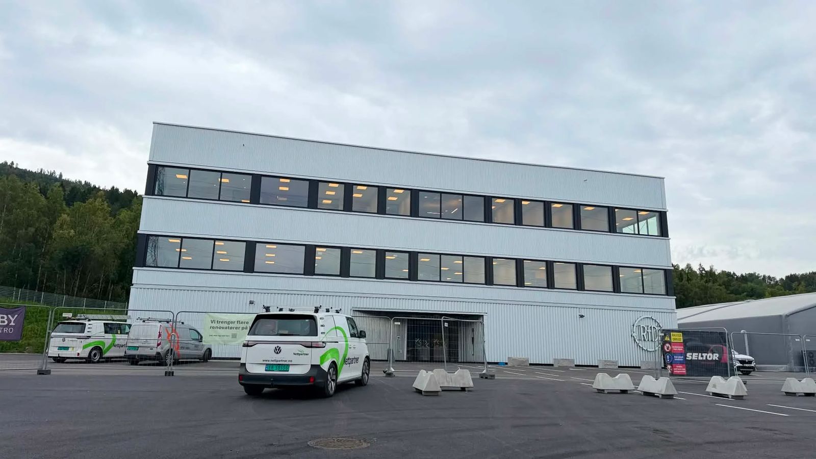 RfD sitt helt nye administrasjonsbygg ved siden av Mile gjennvinningsstasjon i Mjøndalen. Foto: Henrik Moen Persson