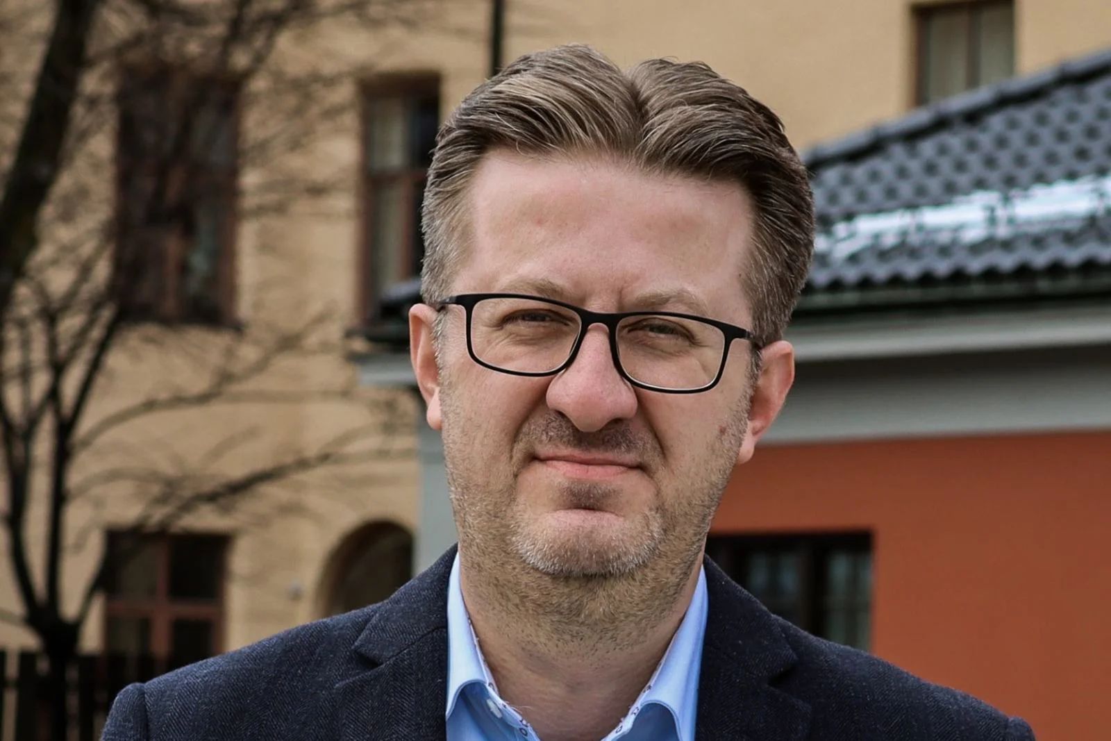 Arif Erkök (Arbeiderpartiet) forsvarte partiets støtte til gummigranulat på Marienlyst, til tross for usikkerheten rundt fremtidig forbud.