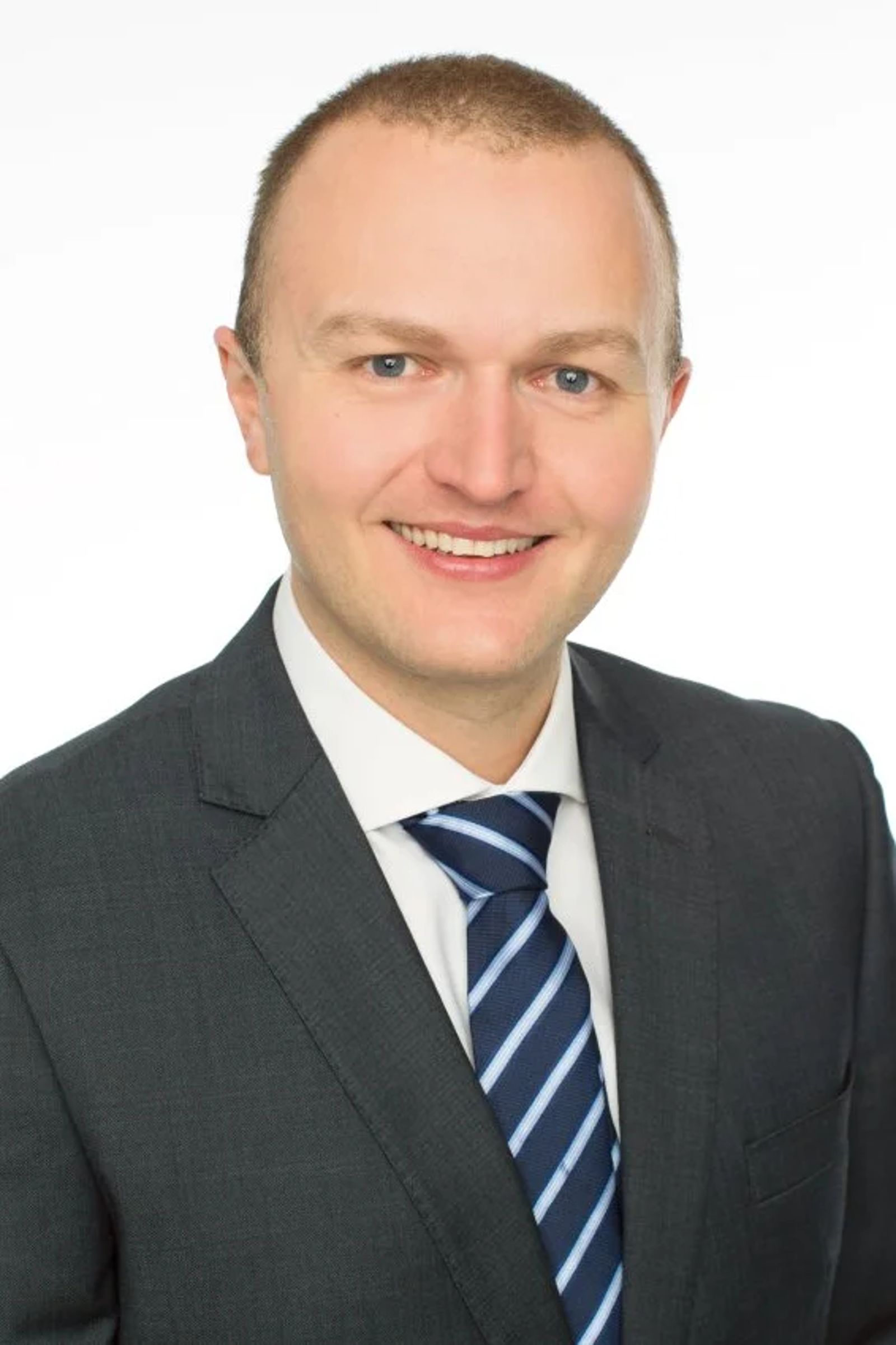 Forsker Von Brasch ved SSB tror på én renteøkning til før rentekuttene starter i 2027.