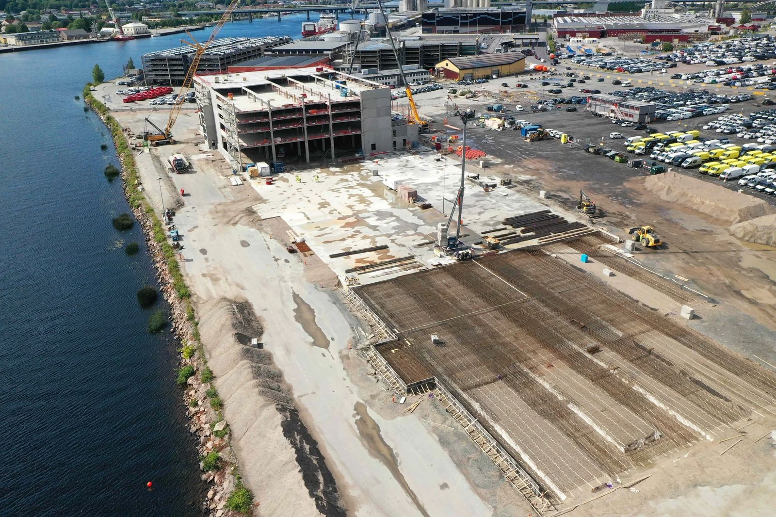 Byggeplassen ved Drammen havn sett fra luften, med det nye bilklargjøringssenteret under oppføring og armering klar for videre utbygging.