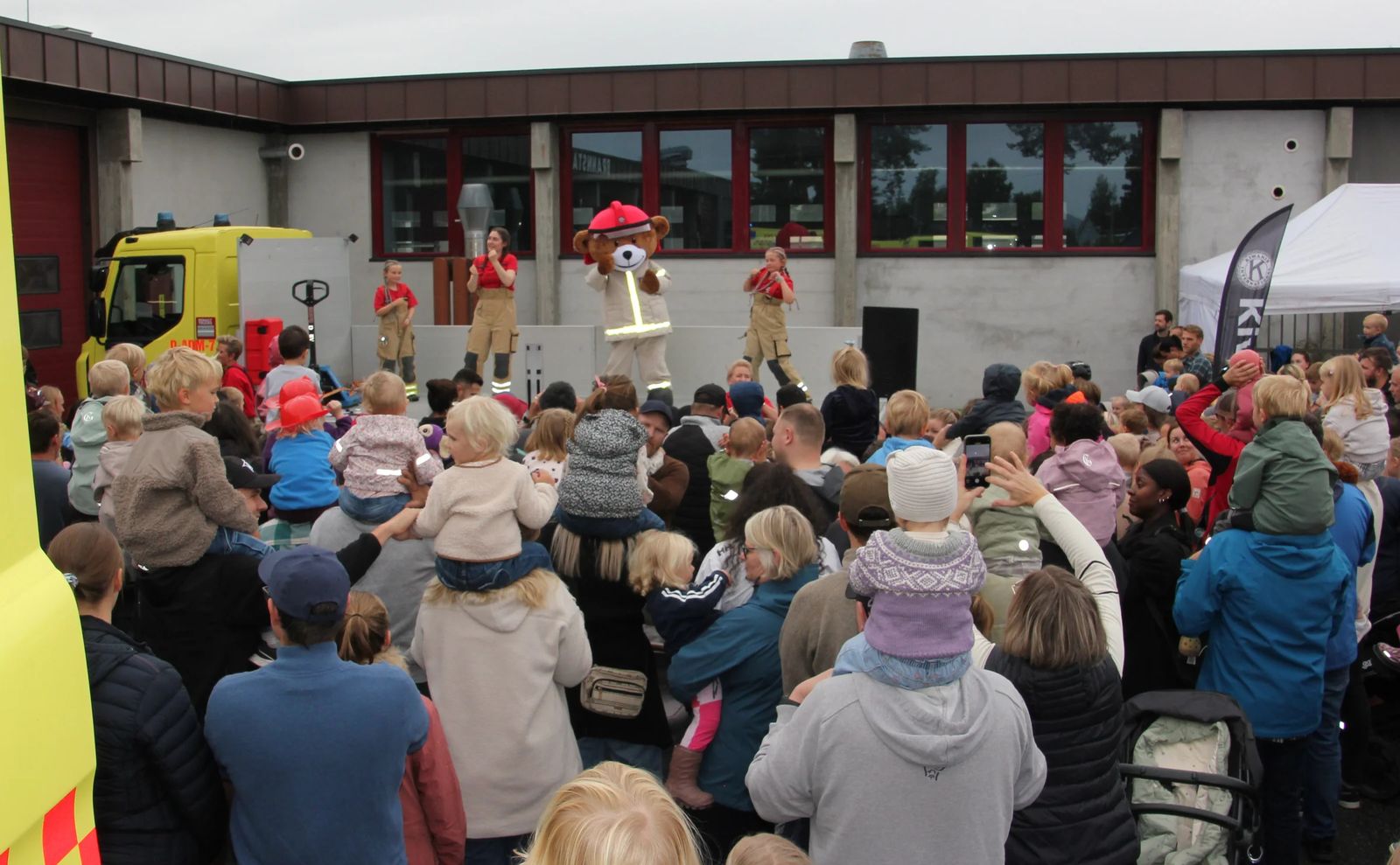 Store folkemengder samlet seg for å se Bjørnis danse sammen med brannvesenets ansatte under Åpen dag.