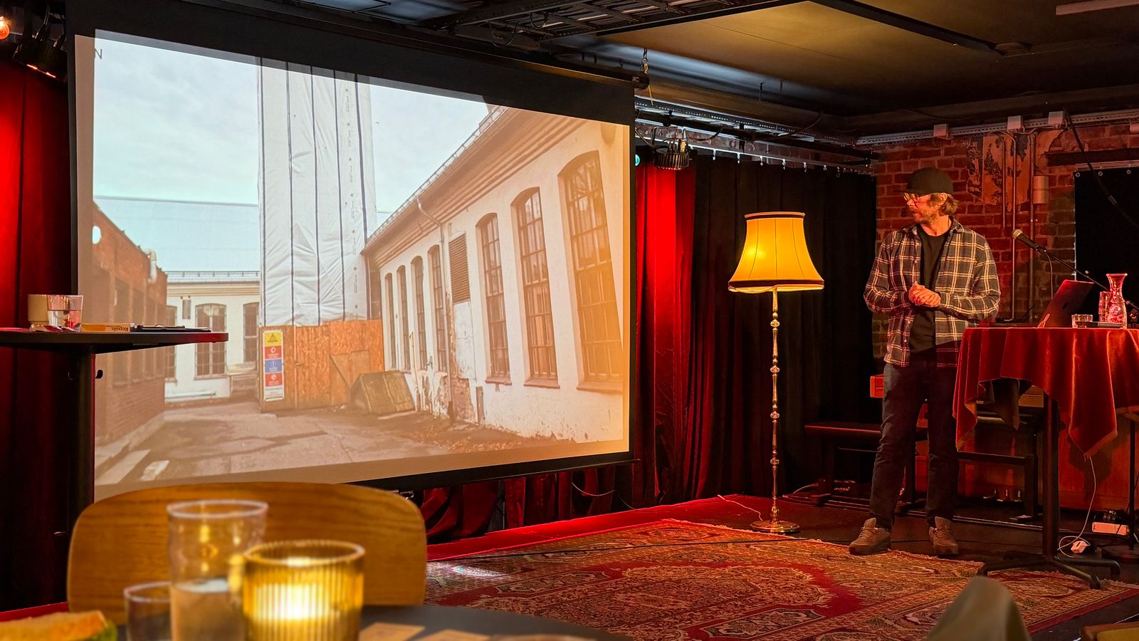 Fredrik Dahle fra Artilleriverkstedet i Horten viser bilder av det tidligere forsvarsbygget som ble til kulturhus, under Drammens første Kulturnæringsdag.