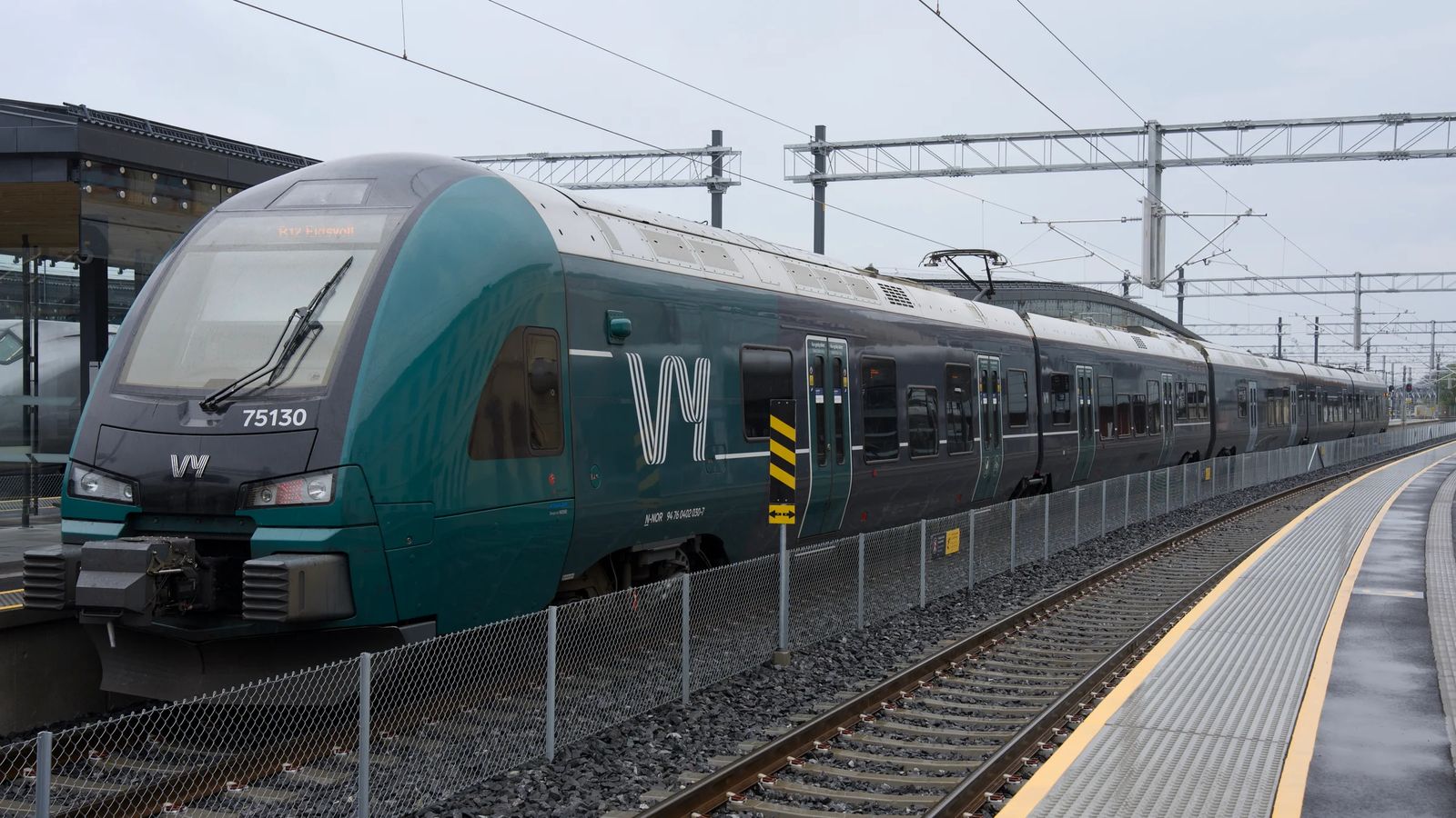 Et Vy-tog av typen 75130 venter på perrong. I helgen blir det full togstans mellom Mjøndalen og Kongsberg på grunn av sporarbeid.