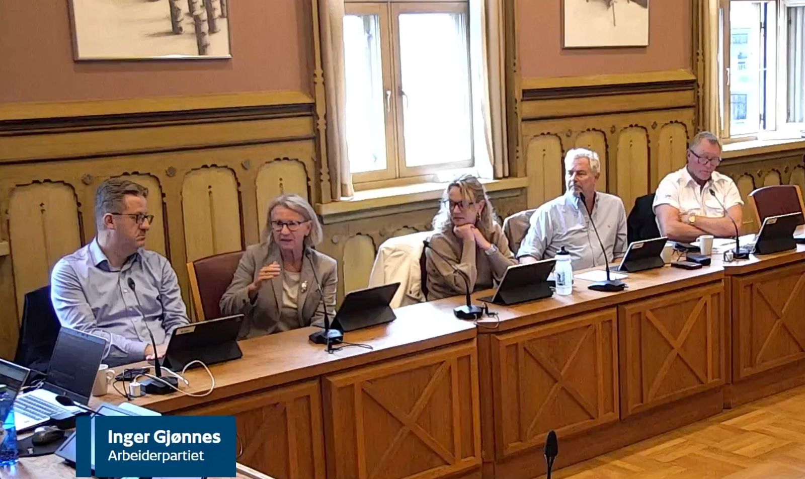 Inger Gjønnes (Arbeiderpartiet) tar ordet under kommunestyremøtet i Drammen, der hun stilte spørsmål om fagligheten i det nye norskopplæringstilbudet.