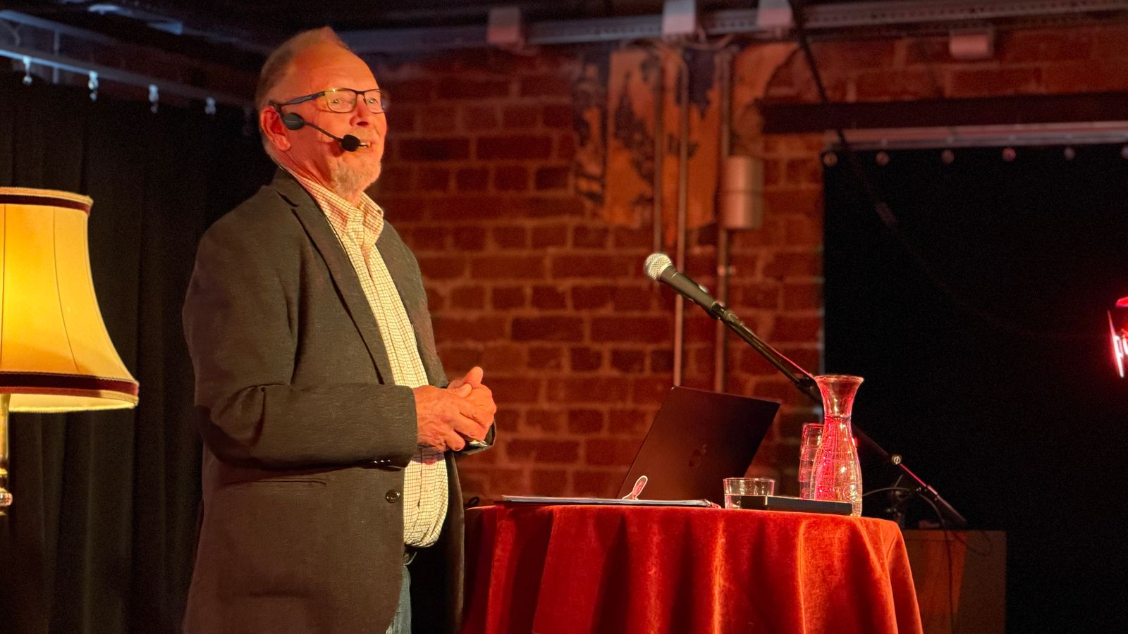 Konferansier Kim Holtan åpnet Kulturnæringsdagen på Drammen kulturhus med spørsmålet om hva kultur egentlig er verdt.