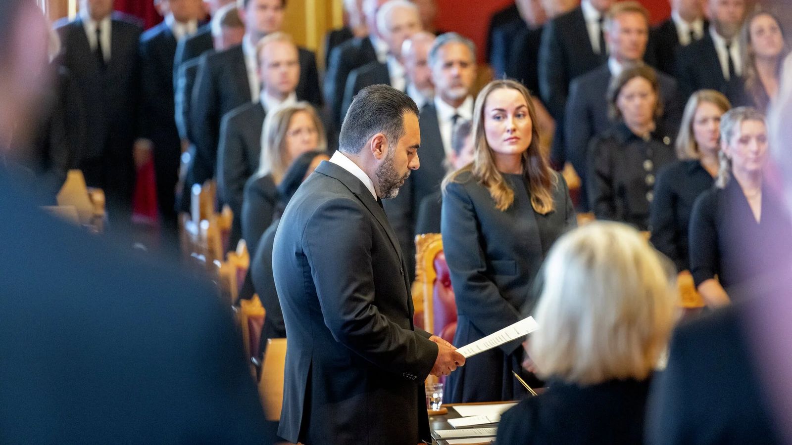 Stortingspresident Masud Gharahkhani holder tale i et fullsatt Storting. Foto: Morten Brakestad