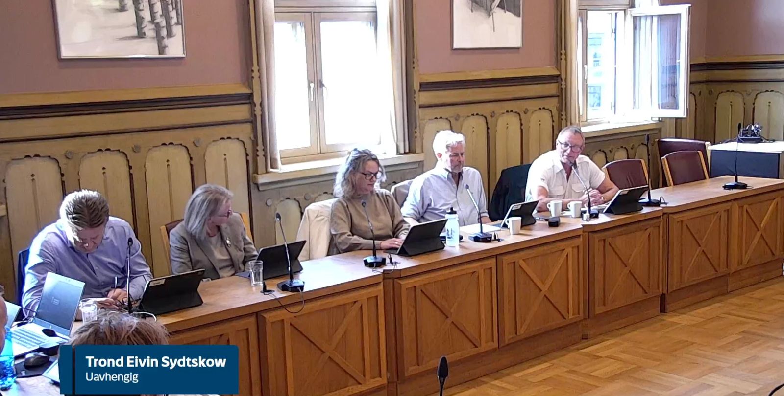 Politikerne i hovedutvalget følger debatten om gummigranulat på Marienlyst, der Trond Eivin Sydtskow (uavhengig) stilte spørsmål om materialvalg og miljøtiltak.
