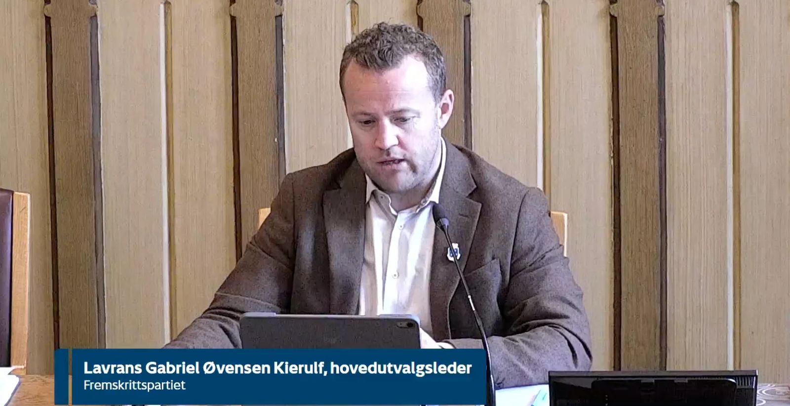 Hovedutvalgsleder Lavrans Gabriel Øvensen Kierulf (Frp) oppsummerte avstemningen om gummigranulat på Marienlyst.