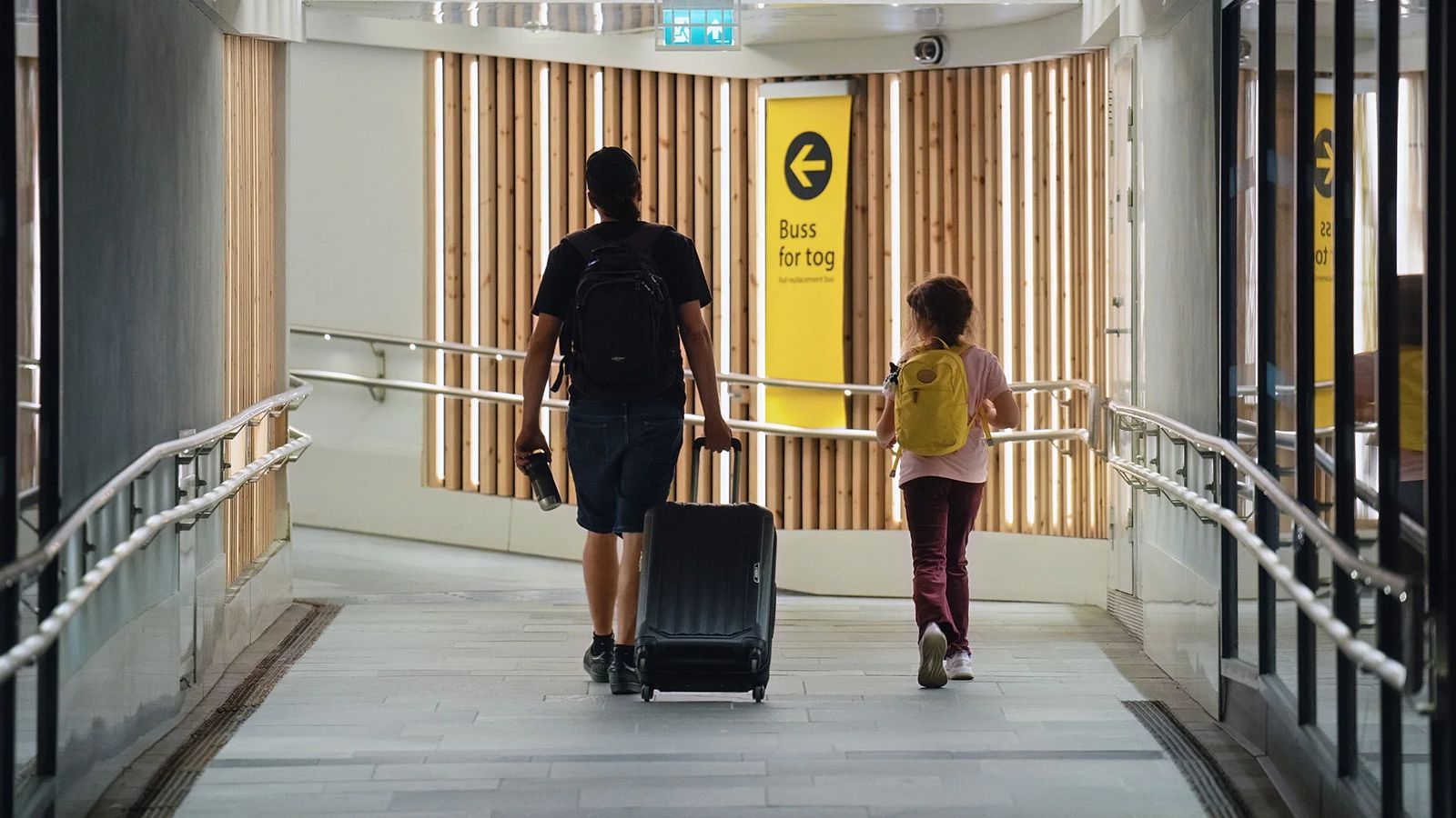 Reisende må belage seg på alternativ transport når togtrafikken stanses helt gjennom helgen for vedlikeholdsarbeid.