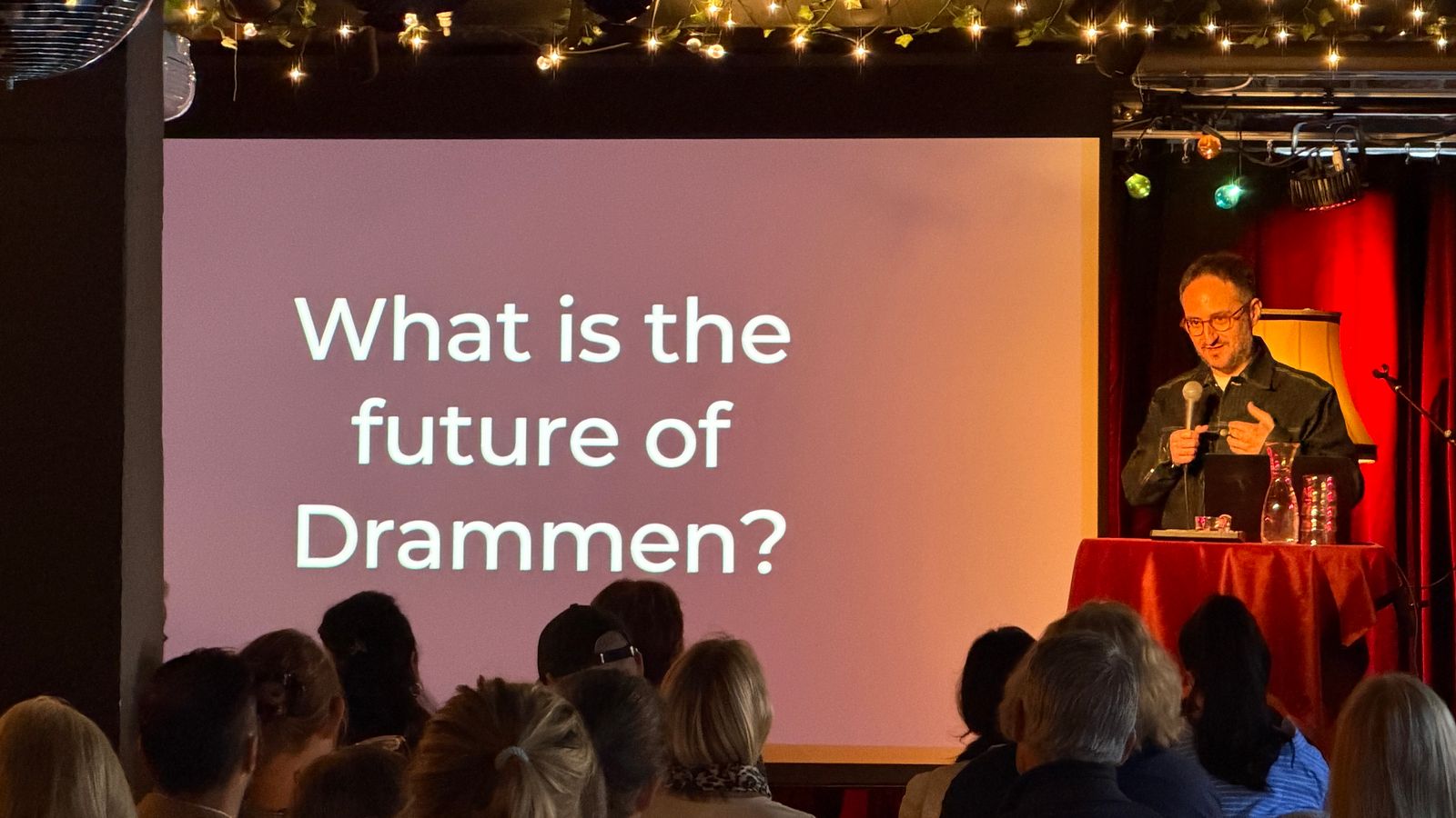 Shain Shapiro fra Sound Diplomacy stilte spørsmål ved fremtiden til Drammen under byens første Kulturnæringsdag.