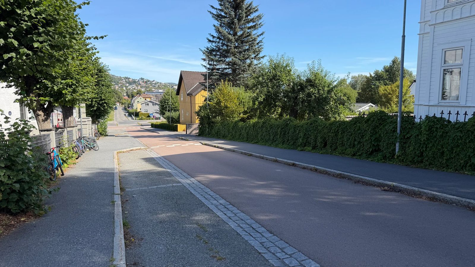 Danvik skole er rett på utsiden av bildet på venstre side. I dag er oppkjørselen til Danvikbakken 3A til høyre før det gule huset. Foto: Henrik Moen Persson