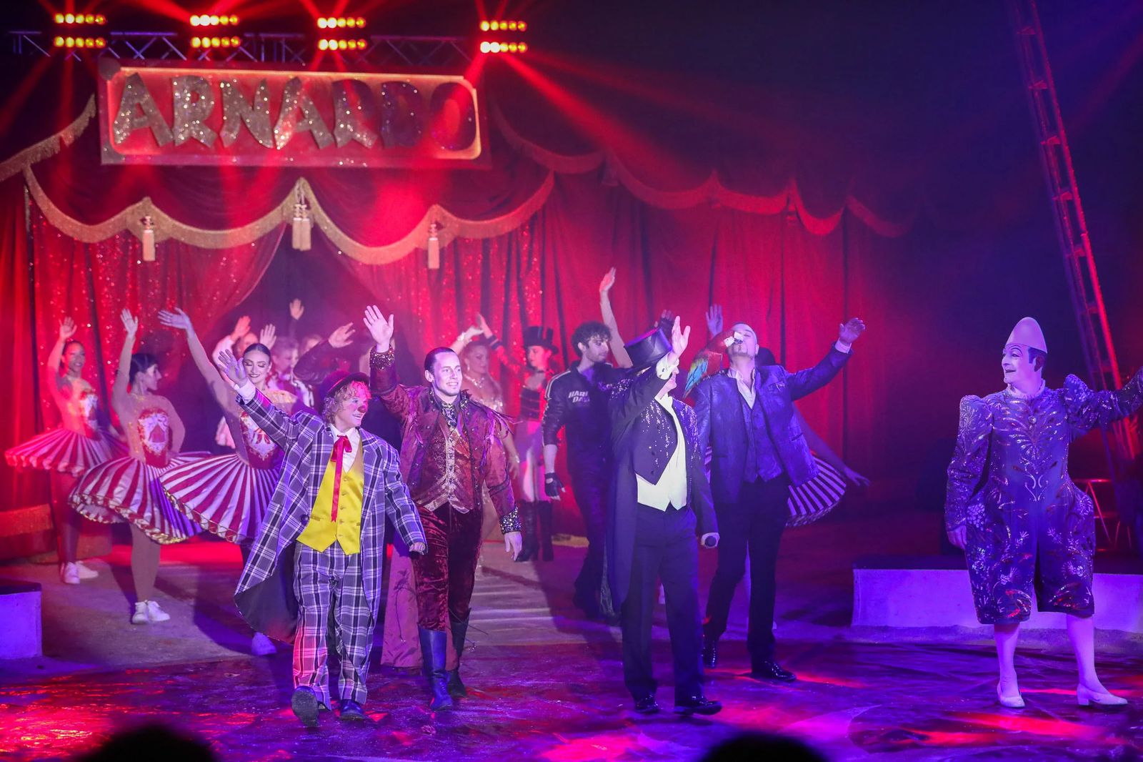 Artister og dansere fra Cirkus Arnardo hilser publikum i manesjen under en av forestillingene før teltet slås opp på Åssiden.