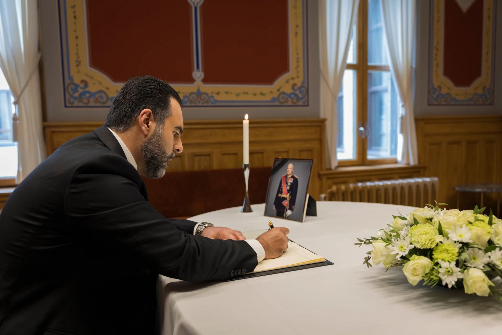 Stortingspresident Masud Gharahkhani signerer kondolanseprotokoll for Kong Harald V. Foto: Peter Mydske/Stortinget