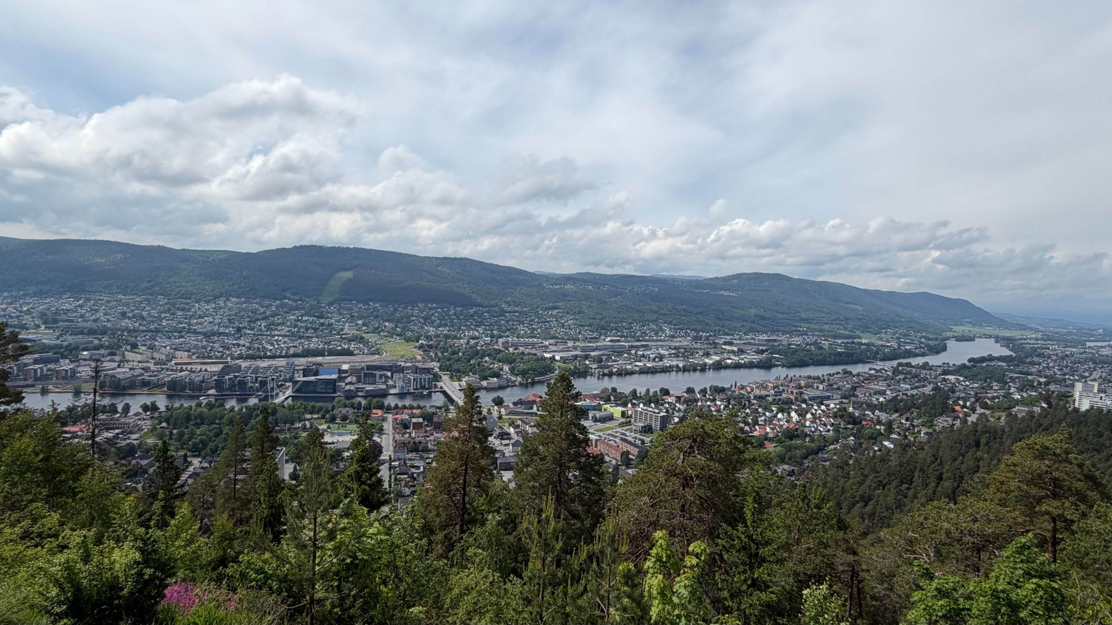 Samme lommebok, ulikt resultat: Drammen i pluss, Øvre Eiker i minus