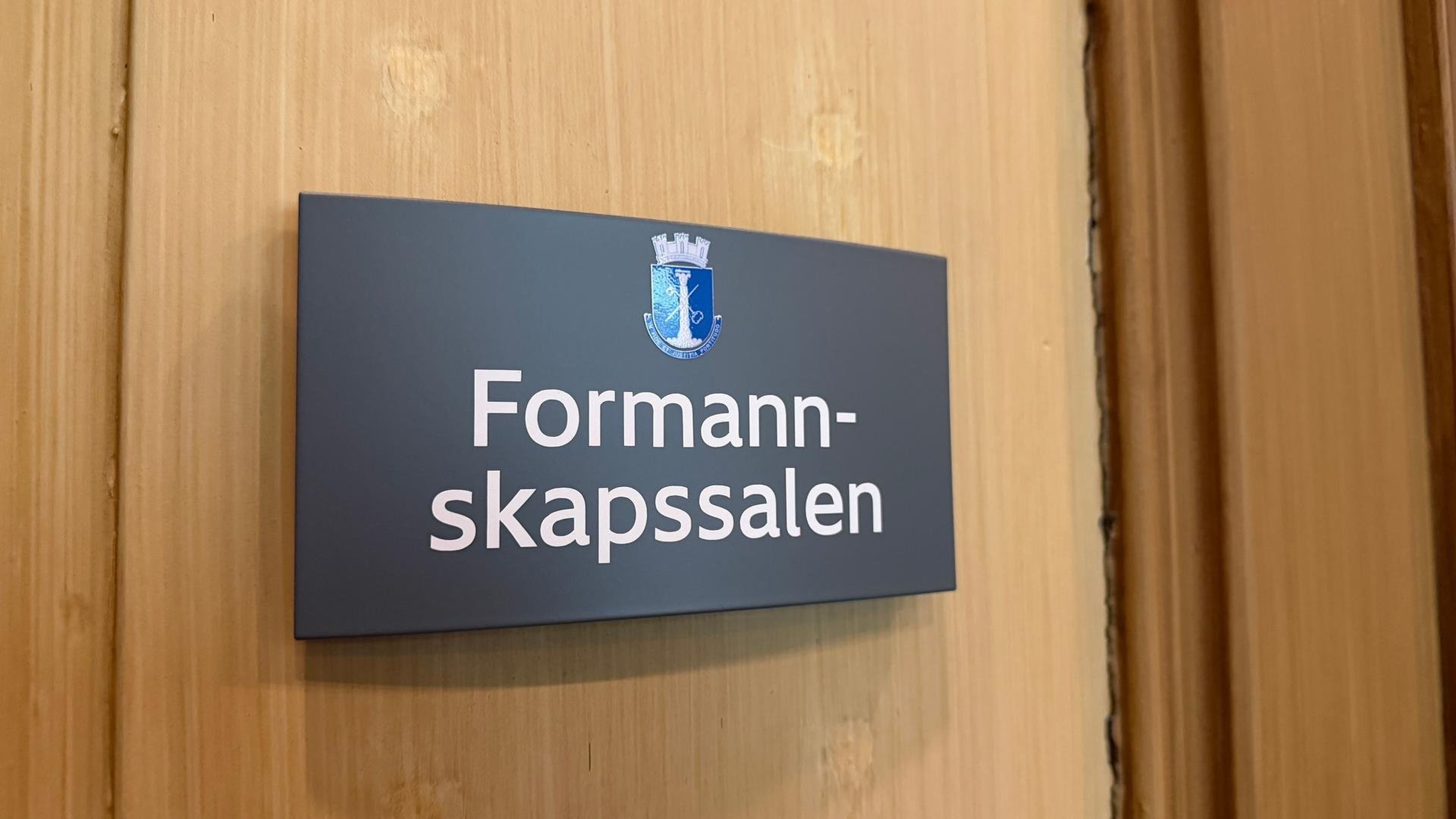 Formannskapssalen Drammen-dørskilt. Foto: Henrik Moen Persson