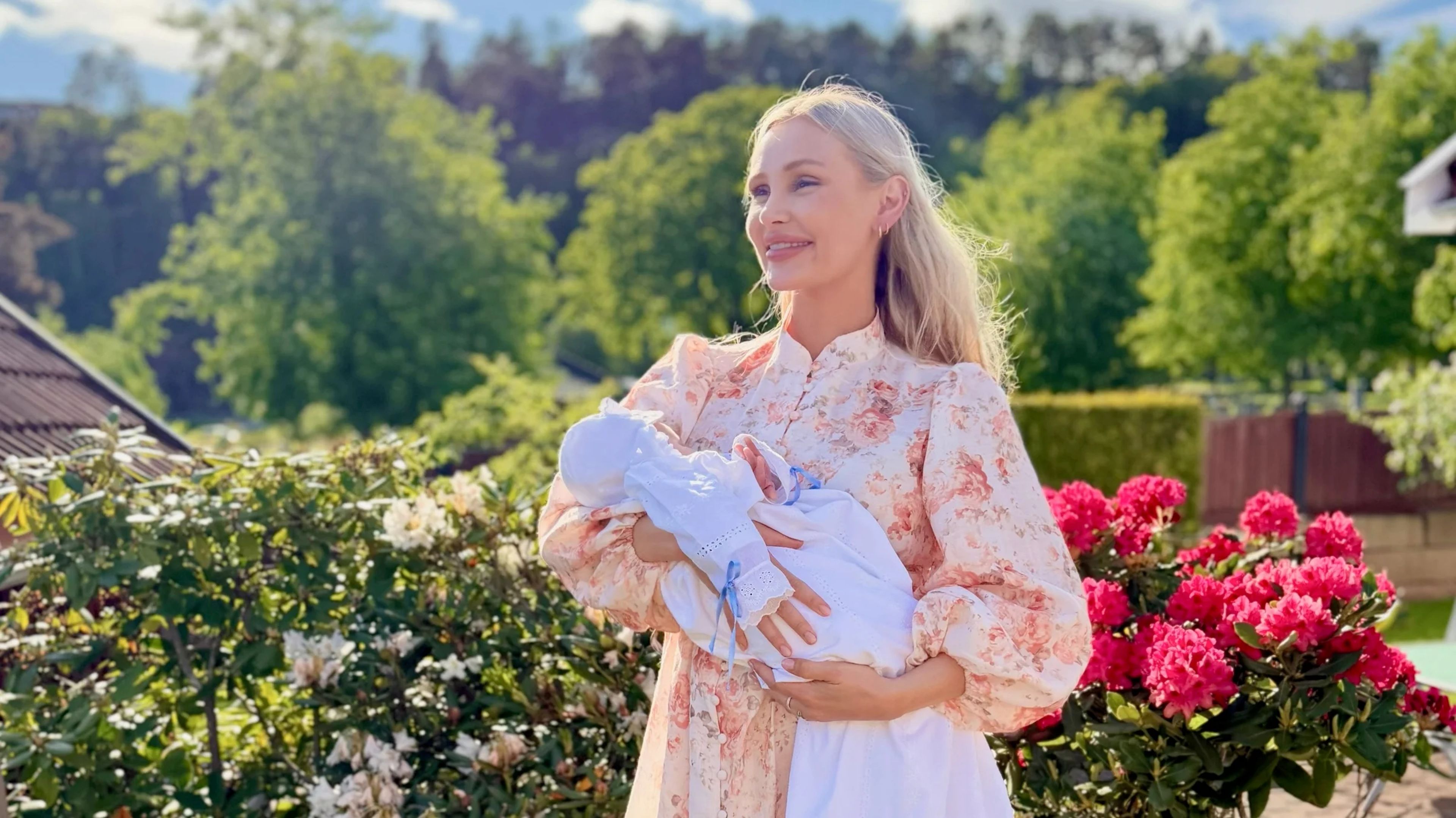 Anja saman med yngstesonen på 10 veker, August Greiner Brook.