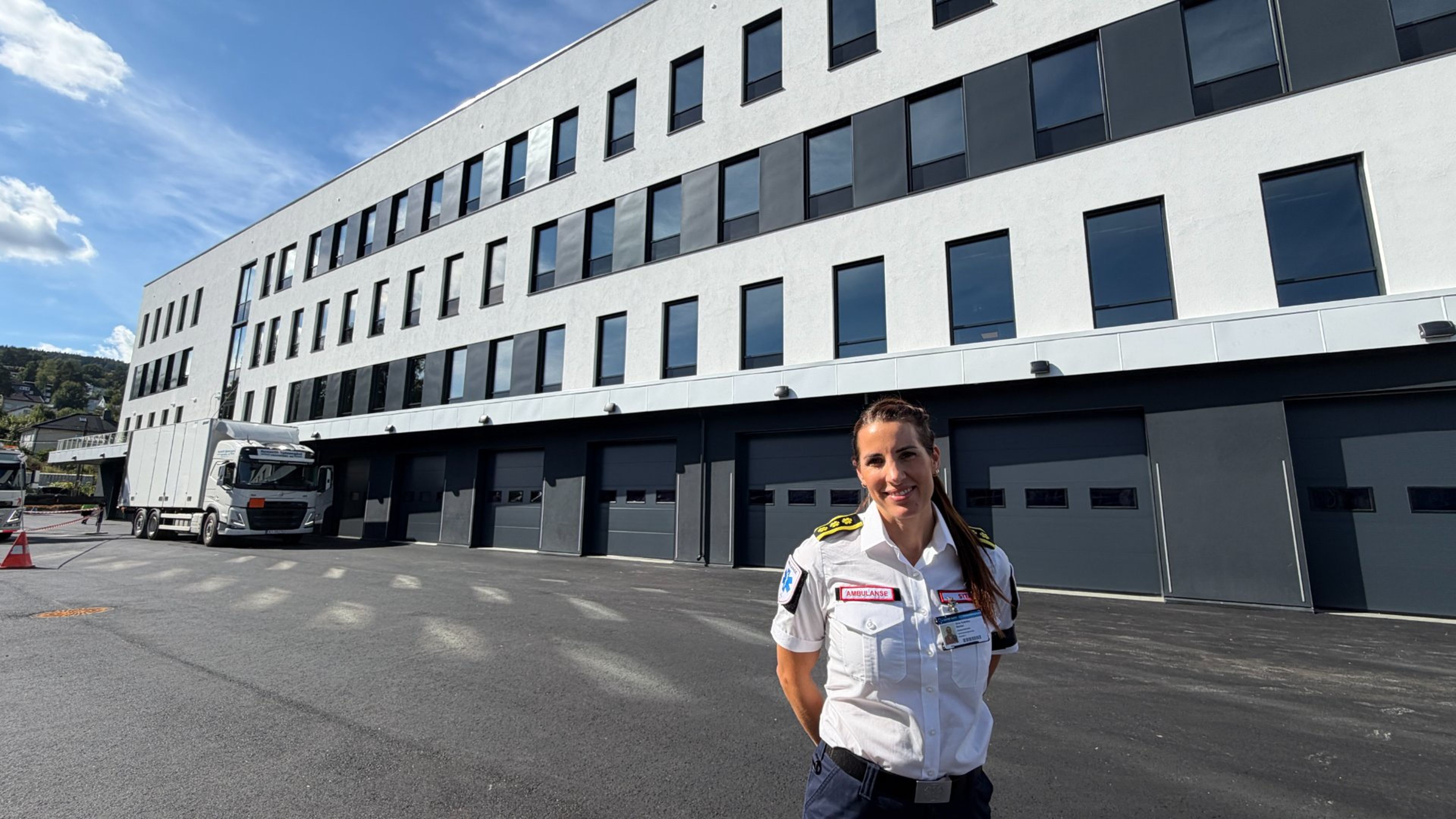 I dag, 1. september, starter flytteprosessen for Drammen ambulansestasjon. Den siste tiden har vært hektisk for stasjonsleder Gina Katinka Steidel, og det blir ikke så mye roligere med det første. Ved journalistens visitt i går ble det bevitnet at de siste byggearbeidene gikk mot slutten.