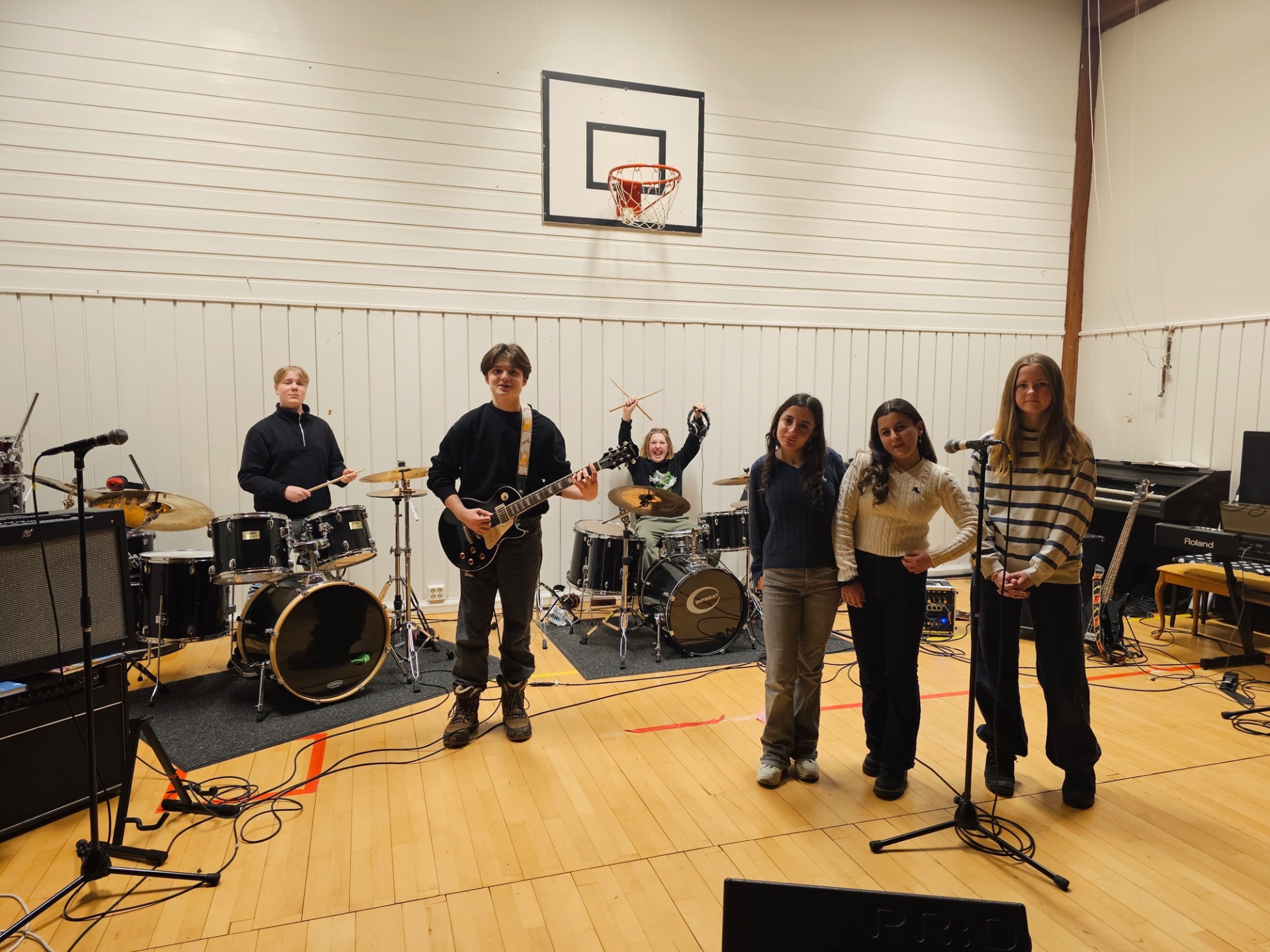 Fv: Mathias, Jonas, Robin-Nikolai, Rahaf, Mariam og Gunvor-Christin. 