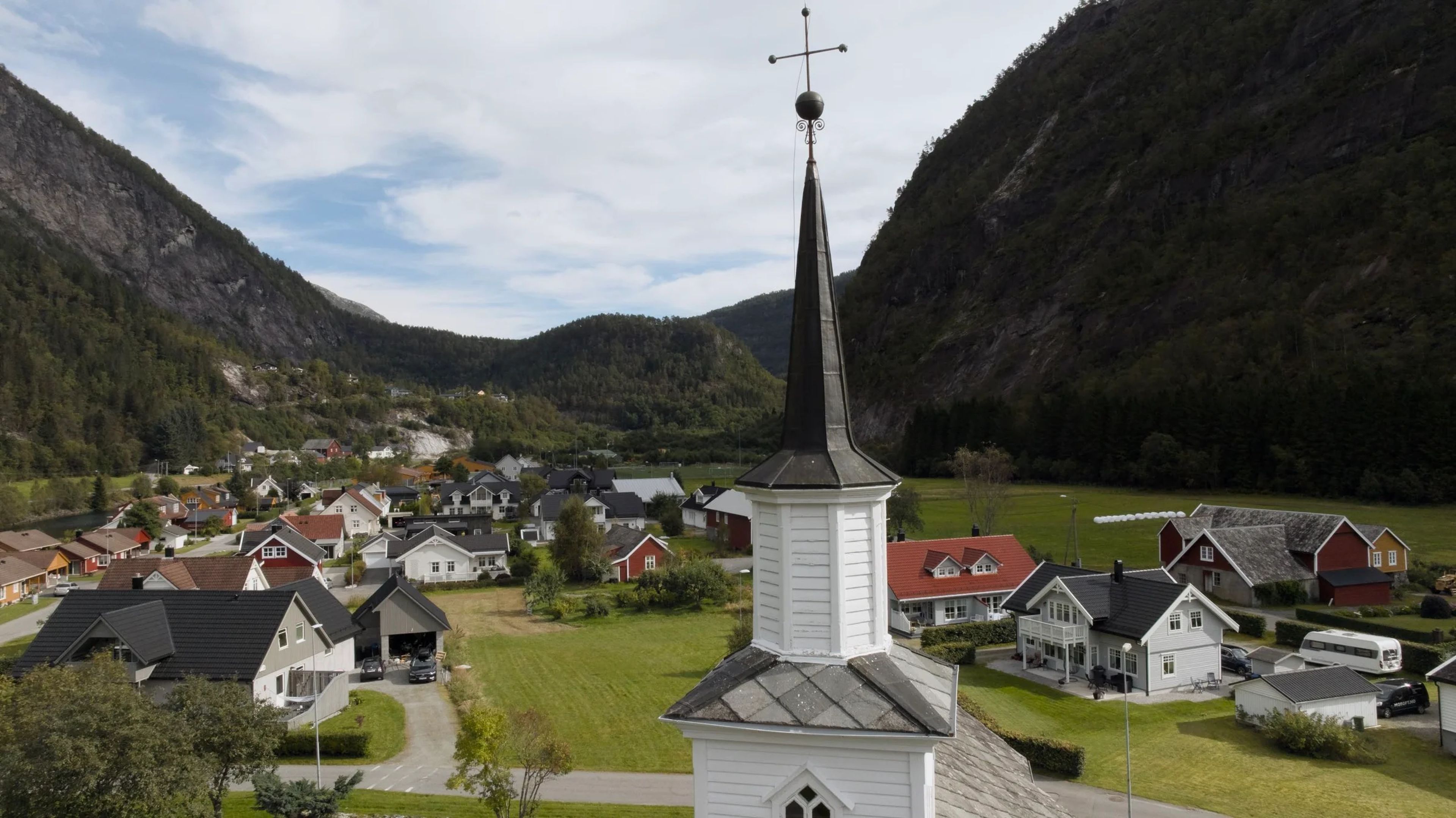 Tomta er det grøne området bak kyrkjespiret.