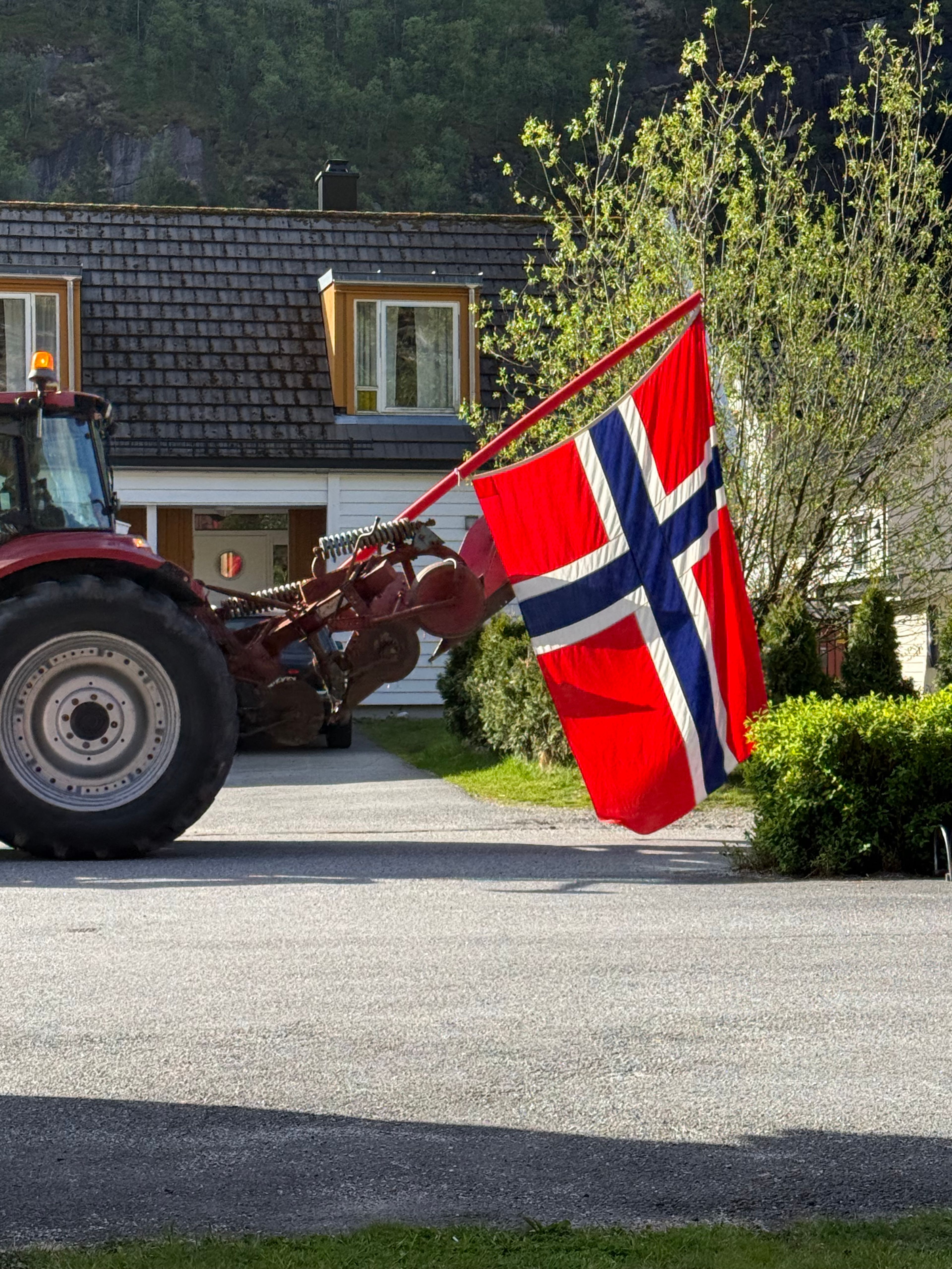 Kortesjen ruller: 17. mai-feiringen er i gang i Modalen